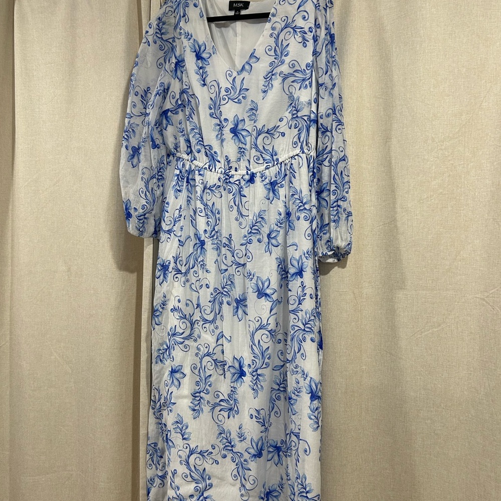 🍋🍋🍋MSK White Dress with Blue Floral Pattern - Picture 3 of 5
